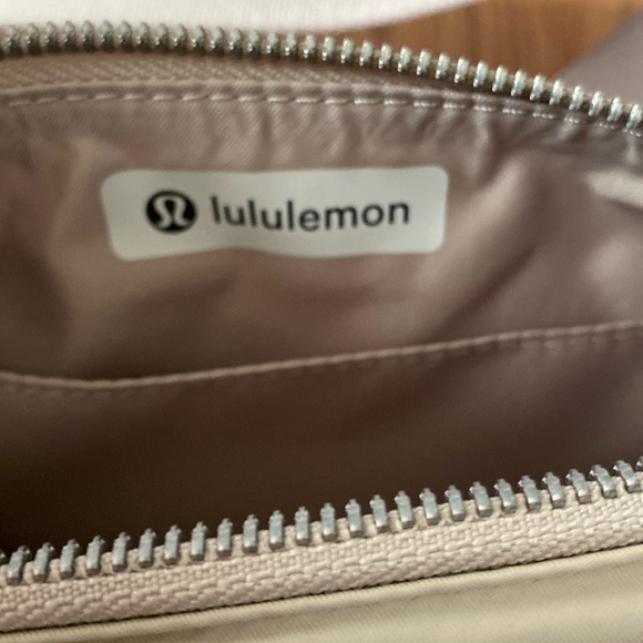 ❤️ Lululemon Crossbody with Nano Pouch 2L Trench NWT - Picture 11 of 16